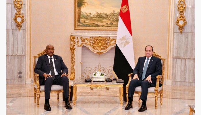 "هورن ريفيو": لهذا مصر تفضل الحكم العسكري على السلطة المدنية في السودان 