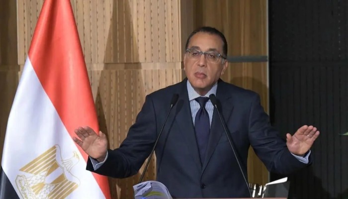 مدبولي في عالمه الموازي: تفاؤل من العاصمة الإدارية وانهيار في الشارع المصري