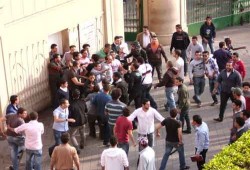 الفصول الدراسية تتحول إلى ساحات قتال ضد المعلمين في ظاهرة لم تجد من يتصدى لها