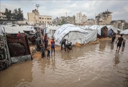 غزة بين نيران القصف وبرد الشتاء القاتل: خروقات إسرائيلية متواصلة لوقف النار وكارثة إنسانية تتفاقم مع غرق خيام النازحين