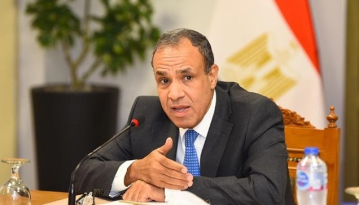 النظام يحصّن نفسه من الغضب.. "ميدل إيست فورم": لهذا تستخدم مصر ورقة "إسقاط الديون مقابل التهجير" الآن