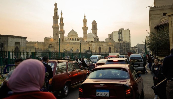 غلق وتشميع سوق ومعارض مدينة نصر للسيارات الأكبر في مصر يشلّ القطاع ويهدد ملايين العمال