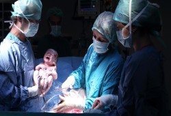 مصر الأولى عالميًا في الولادة القيصرية: نزيف صامت بين أهوال الجراحة وغياب الرقابة الطبية