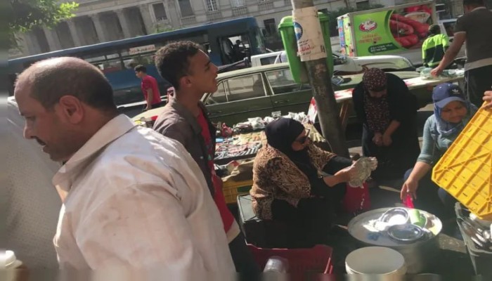 انهيار القدرة الشرائية وتحول المصريين إلى متسولين: كيف أصبحت الملابس رفاهية واللحوم كمالية؟