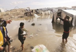 غزة تحت النار والمطر والوباء: شهداء برصاص الاحتلال وخروق متصاعدة للتهدئة وتحذيرات من كارثة إنسانية وبيئية
