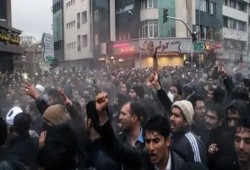 فيديو || إيران على صفيح ساخن: احتجاجات متواصلة وقتلى واعتقالات.. وواشنطن تلوّح بالتدخل
