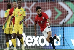 فيديو || منتخب مصر يهزم بنين بثلاثية ويتأهل لربع نهائي كأس إفريقيا