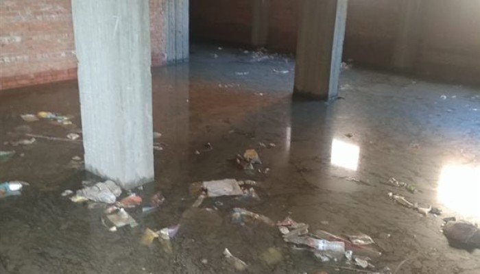 بالصور.. أهالي كفر الحامدية يشكون من تسرب مياه يهدد منازلهم بالمنوفية