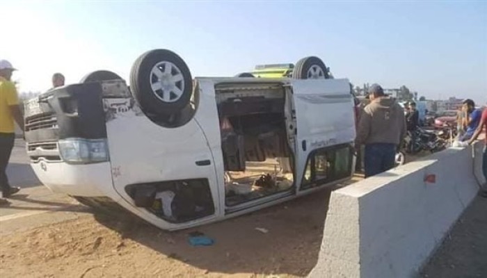 إصابة 22 عاملًا وعاملة في انقلاب ميكروباص بطريق وادي النطرون