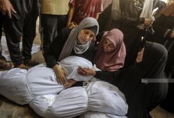 غزة تحت النار والمرض معًا.. شهداء وجرحى في قصف إسرائيلي وانهيار صحي يهدد حياة الآلاف