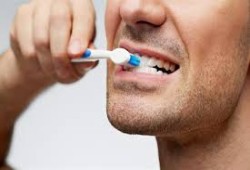 خطأ شائع نقع فيه.. تعرف على أفضل وقت لتنظيف أسنانك 