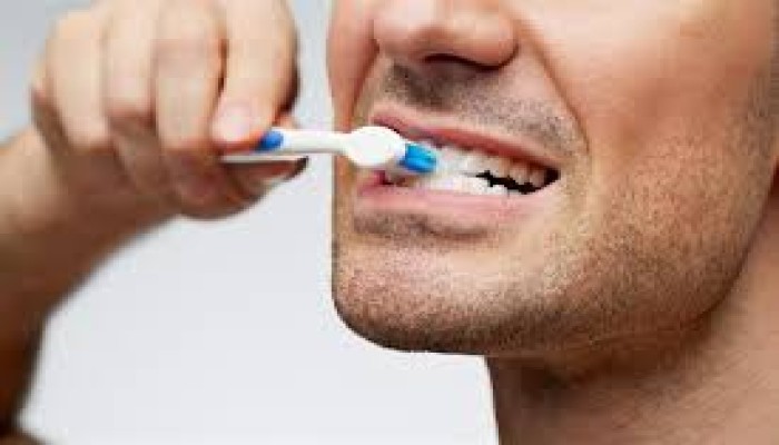 خطأ شائع نقع فيه.. تعرف على أفضل وقت لتنظيف أسنانك 