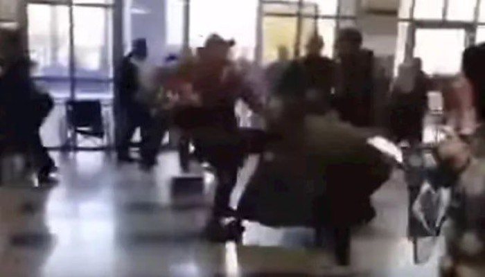 بالفيديو|| مشاجرة عنيفة تهز مستشفى كفر شكر وتثير ذعر المرضى بالقليوبية