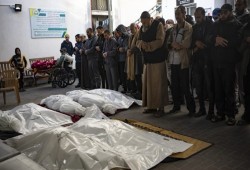 غارات على خيام النازحين بعد خرق التهدئة: شهداء جدد ومعاناة إنسانية تتفاقم في قطاع غزة