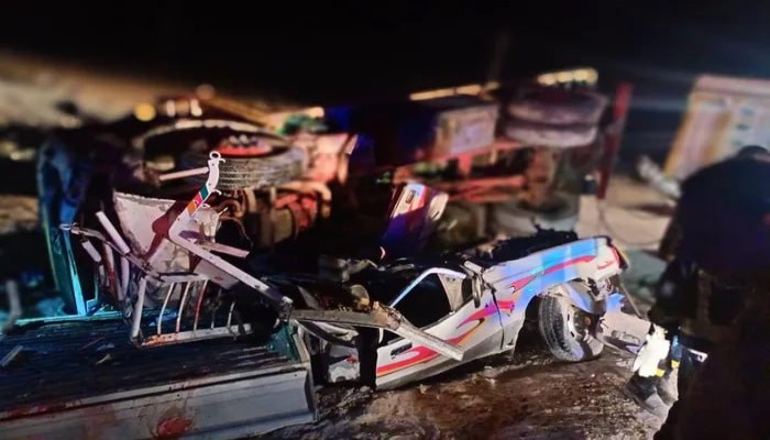 11 قتيلًا و9 مصابين بحادث تصادم بين سيارة نقل وأخرى ربع نقل محملة بعمال المحاجر بالمنيا