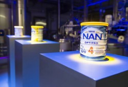 بين سحب نستله لبن بودرة الأطفال وتحذيرات أوروبا وعدم اكتراث الحكومة.. الهلع بنتشر بين الآباء بسبب احتوائه على مادة سامة