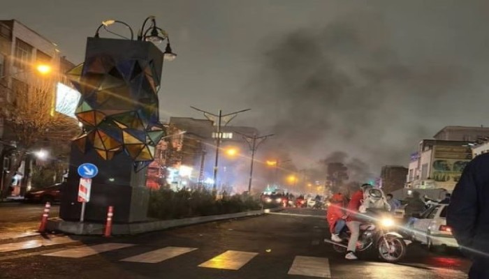 إيران بين الأحداث الشعبية والتهديد الأمريكي