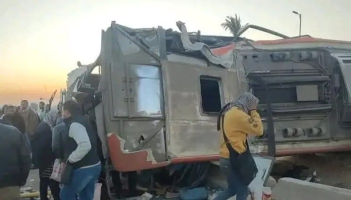 مصرع عامل وإصابة 37 آخرين في حادثي انقلاب أتوبيسات عمال بالشرقية وحلوان (فيديو)