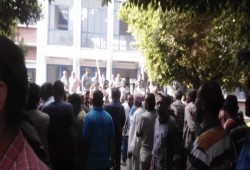 عمال مصنع سكر دشنا يشعلون الاحتجاجات ويغلقون البوابات في وجه الشاحنات