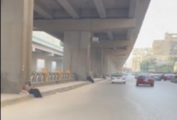 «هي دي جمهورية السيسي ومدبولي الجديدة»… فقراء مسنون تحت الكباري يبحثون عن لقمة العيش