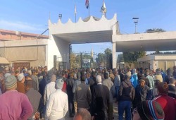 عمال مصانع السكر يصعدون احتجاجاتهم ويغلقون بوابات «دشنا» أمام الشاحنات