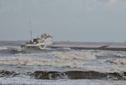 إنقاذ طاقم السفينة «FENER» بعد جنوحها وتعرضها للغرق قبالة شاطئ بورسعيد  بسبب سوء الأحوال الجوية