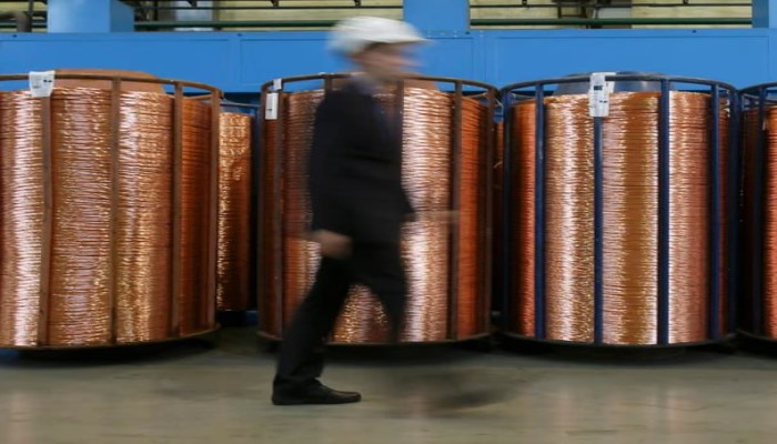 استمرار تصدير الخام الأحمر يقفز بأسعار النحاس ويهدّد الأجهزة الكهربائية والأدوات الصحية بغلاء قياسي