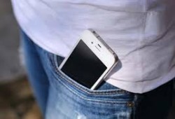 8 أماكن لا تحتفظ فيها بهاتفك أبدًا