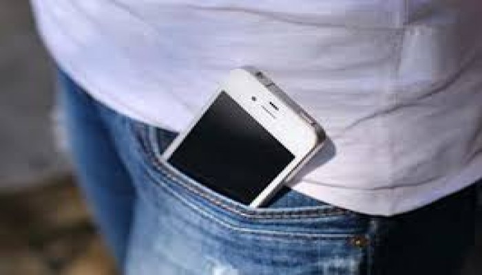 8 أماكن لا تحتفظ فيها بهاتفك أبدًا