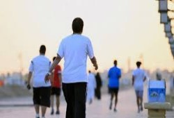 دراسة: المشي لمدة 5 دقائق إضافية يوميًا يحمي من الوفاة المبكرة ويُطيل العمر