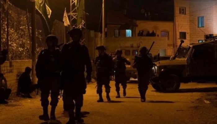 الاحتلال يهدم منزل شهيد بالخليل ويشن حملة اقتحامات واعتقالات تطال نحو 60 فلسطينيًا بالضفة