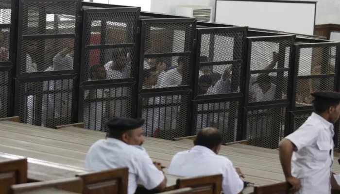 «حبس بلا سند».. تحرك قانوني واسع يطالب النائب العام بالإفراج عن سجناء الرأي المتجاوزين للمدد القانونية