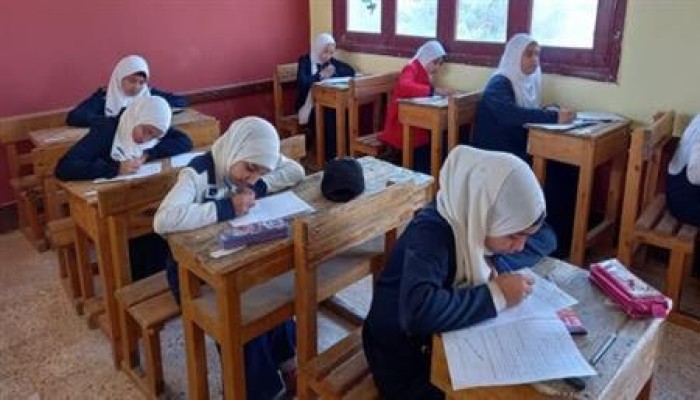 فاشلة.. امتحانات الشهادة الإعدادية تبدأ بتسريبات على صفحات الغش لأسئلة المواد غير المضافة للمجموع