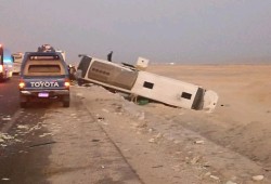 إصابة 14 عاملًا في تصادم أتوبيس عمال مع شاحنة على طريق سفاجا