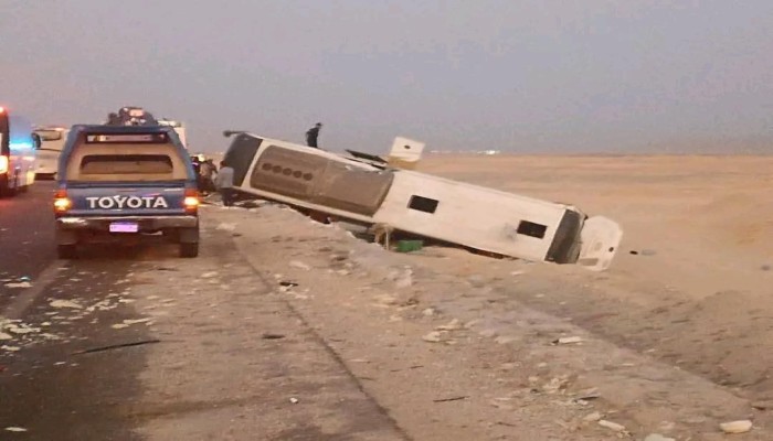 إصابة 14 عاملًا في تصادم أتوبيس عمال مع شاحنة على طريق سفاجا