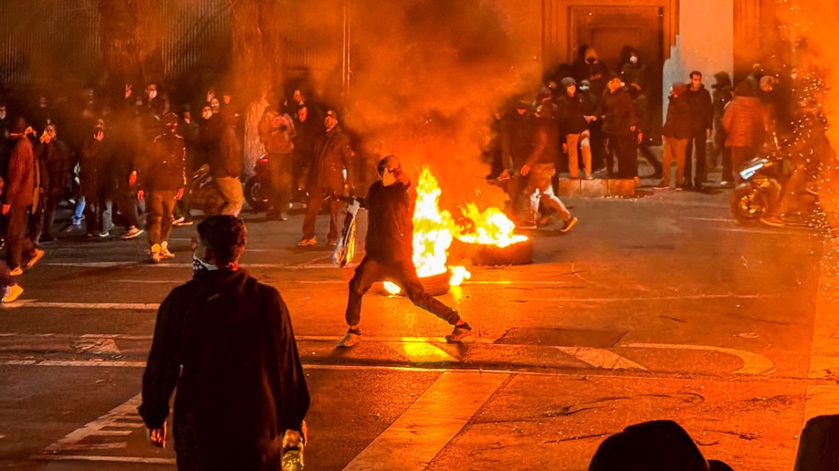 إيران تحت النار الدبلوماسية والعسكرية: احتجاجات داخلية وتردد أميركي–إسرائيلي في المواجهة