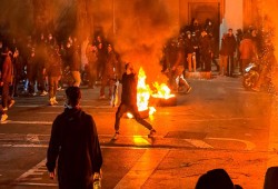 إيران تحت النار الدبلوماسية والعسكرية: احتجاجات داخلية وتردد أميركي–إسرائيلي في المواجهة