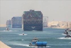 قناة السويس على طاولة الدائنين.. كيف يحوّل مقترح "حسن هيكل" التفريط بقناة السويس لسداد الديون؟