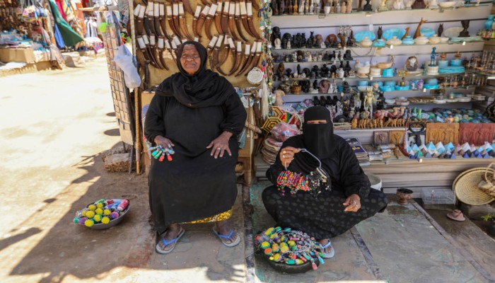 "ظل رجل" بثمن باهظ.. حين تصبح الزوجة "رب الأسرة" قسراً في مواجهة العرف والقانون