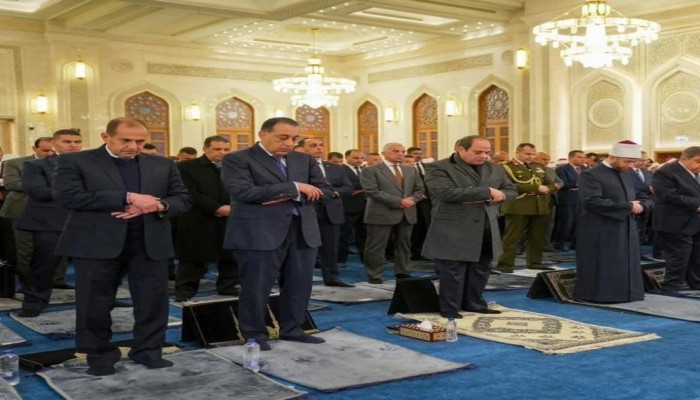 صلاة السيسي بالعاصمة الإدارية: تباعد يثير الجدل بين الرعب والسلطوية!!