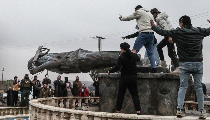 فيديو || تحطيم تمثال لمقاتل من «قسد» في الطبقة بالتزامن مع استعادة الجيش السوري المدينة