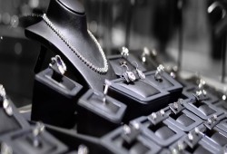 قفزة 700% في الفضة تشعل سباق الادخار.. وخبراء الصاغة يحذّرون من «اندفاعة عمياء» للمعدن المتقلب