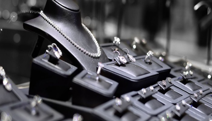 قفزة 700% في الفضة تشعل سباق الادخار.. وخبراء الصاغة يحذّرون من «اندفاعة عمياء» للمعدن المتقلب