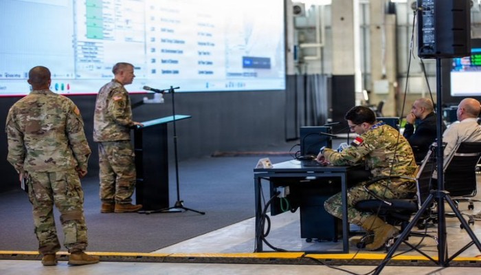 شاهد || ضباط مصريون بمقرّ كريات جات الأمريكي بإسرائيل.. كيف يورّط السيسي الجيش في غرفة حرب غزة؟