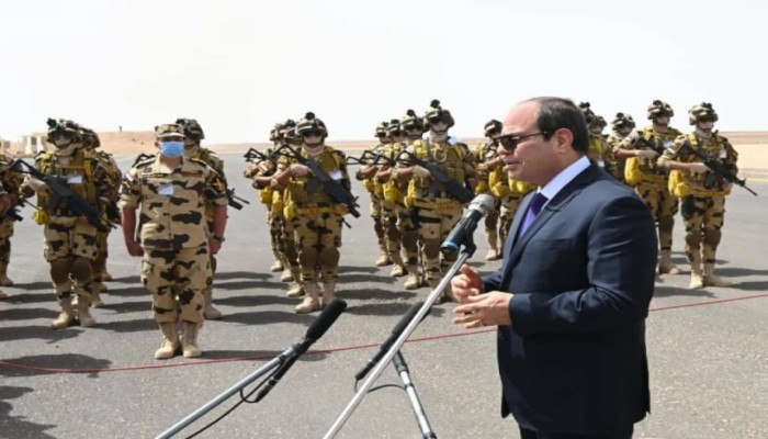 163.7 مليار دولار ديون خارجية.. كيف يحكم الدَّين والجيش قبضتهما على اقتصاد مصر؟