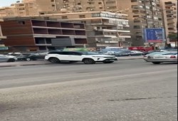 فيديو || نائب يسير بسيارته عكس الاتجاه في شارع رئيسي تثير غضب المارة من استهتار نواب السيسي بالقانون والمجتمع