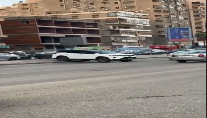 فيديو || نائب يسير بسيارته عكس الاتجاه في شارع رئيسي تثير غضب المارة من استهتار نواب السيسي بالقانون والمجتمع