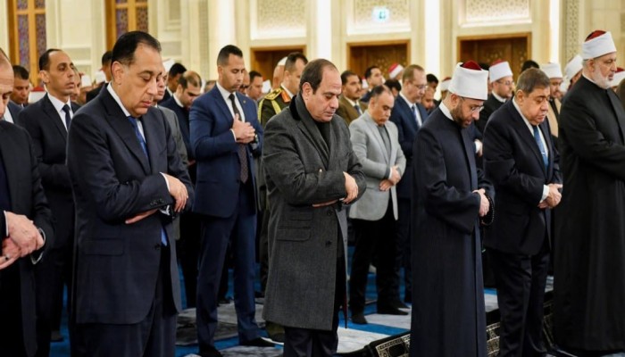 ظهور النائب العام المعزول "عبدالمجيد محمود" بجوار السيسي في “فجر المقطم”.. النظام يواصل الاحتفاء بأعداء ثورة يناير