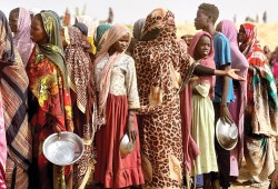 السودان على حافة مجاعة كبرى: حرب المسيَّرات تحاصر الخبز وتحوِّل الغذاء إلى سلاح تجويع ضد 8.4 مليون شخص