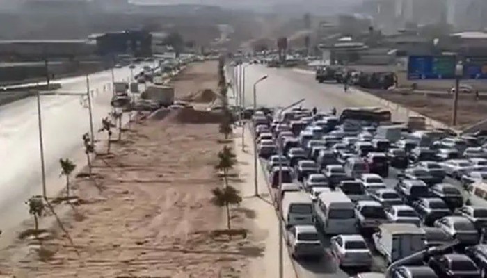 بالفيديو|| هبوط أرضي مفاجئ يشل الحركة بالقاهرة الجديدة